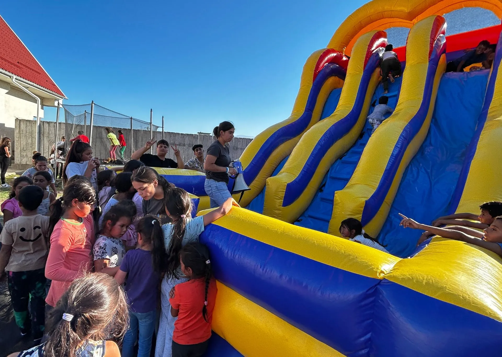 Fundatia REGEN Copiii invata și se joaca la clubul de teme