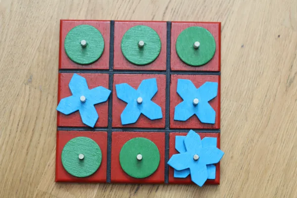 Joc din lemn X și 0 realizat de copii