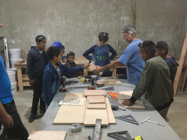 Copii invasa sa lucreze lemnul la Fundatia REGEN Atelier tamplarie