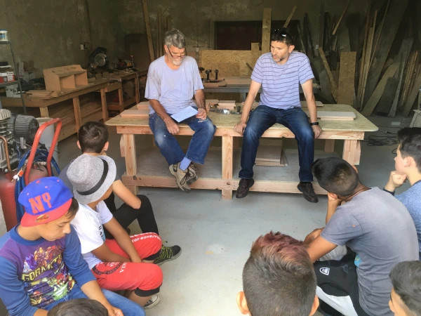 Discuție cu copiii de la Fundatia REGEN Atelier tamplarie