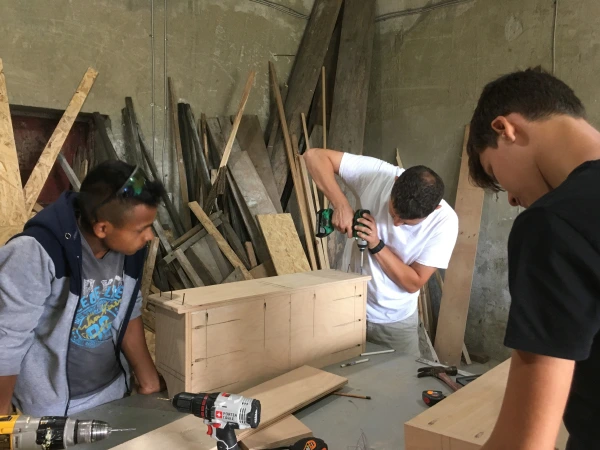 Fundatia REGEN Atelier tamplarie - oameni lucreaza la mobila