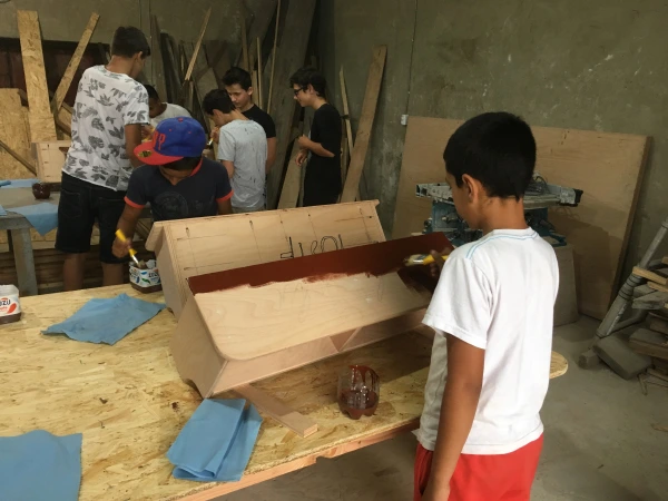 Fundatia REGEN Atelier tamplarie - copii învață să vopsească mobila